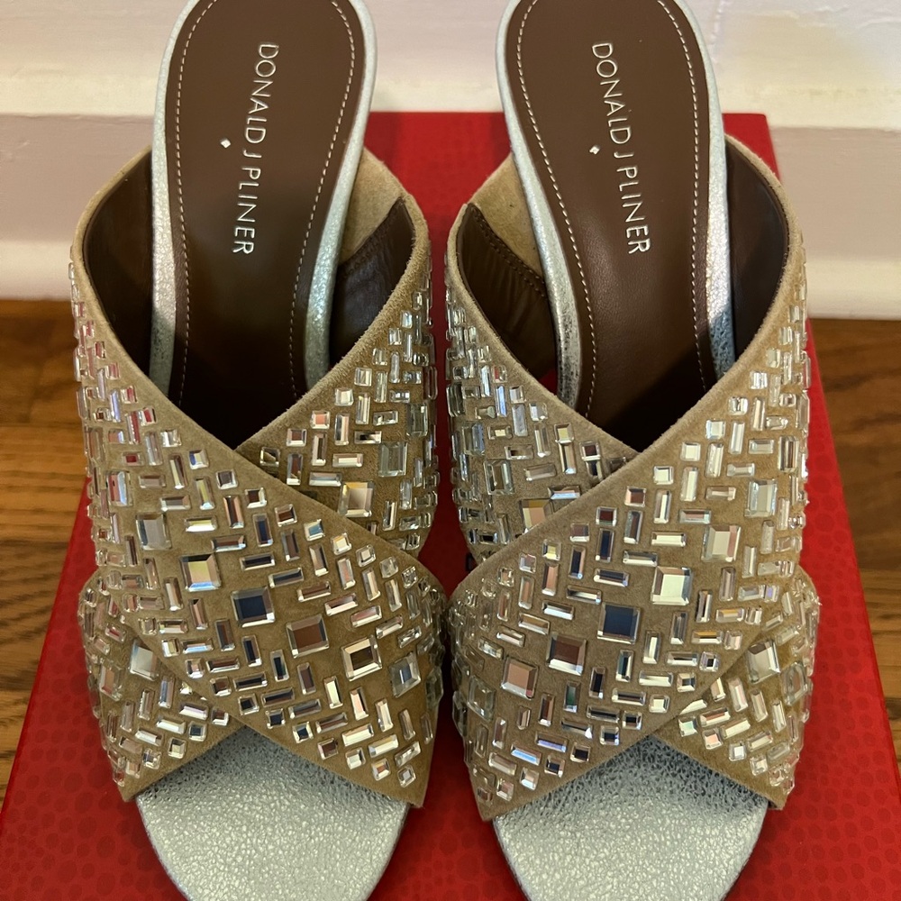 Donald Pliner Beige Tan Heels NIB 7.5